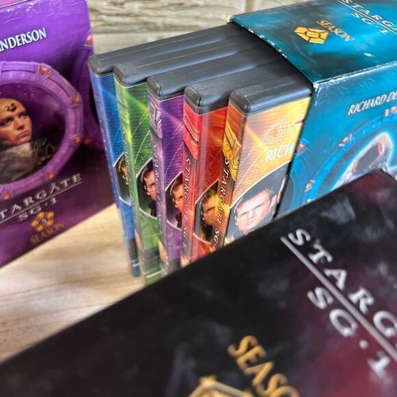 Stargate DVD box set seasons 4,5,6,7,8 - Picture 8 of 12